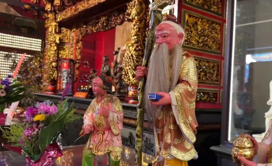 台中樂成宮月老神像日前遭竊，大月老手指被折斷後送往鹿港修復，七夕暫安奉大殿供信徒參拜。（圖／樂成宮提供）