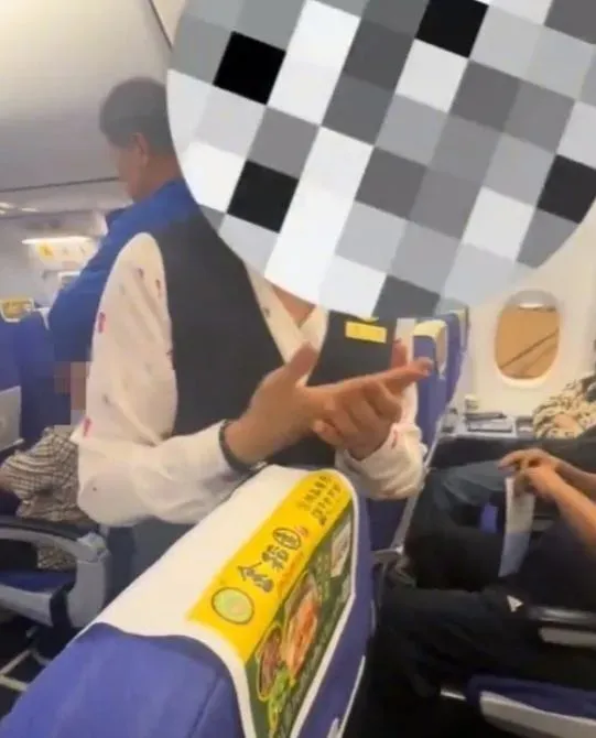 乘客向空服員不斷詢問狀況。(圖/翻攝新浪微博)