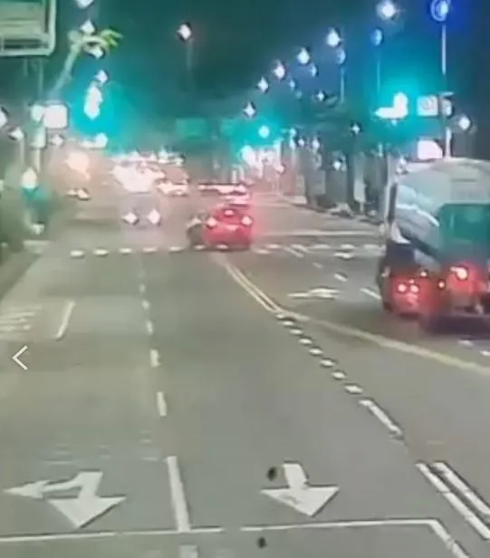 初步研判肇事原因為林男轉彎車未禮讓直行車。(圖/監視器畫面)
