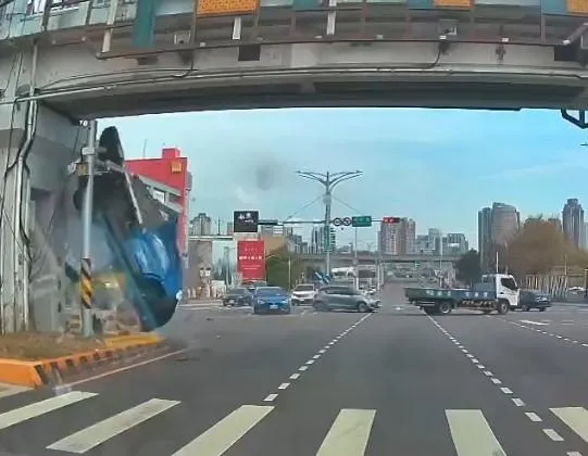 藍色小貨車騰空起飛。（圖／翻攝畫面）