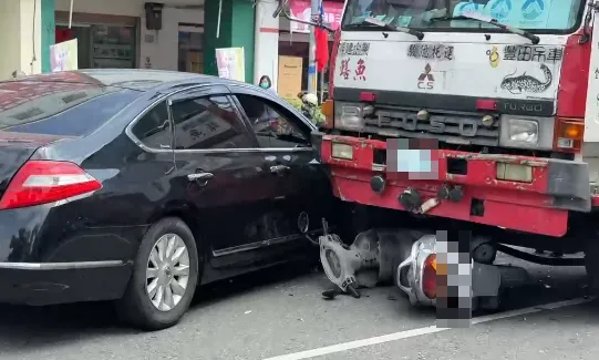 台東市區發生吊車駕駛酒駕逆向連環車禍，造成3人受傷送醫。（圖／中天新聞）