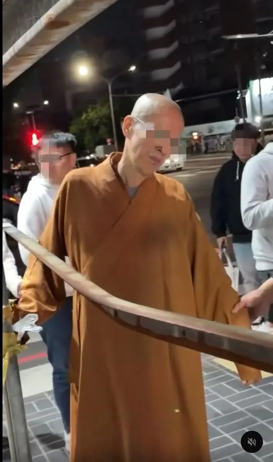 比丘被警方逮住時不停閉眼裝傻賴皮。(圖/取自sup5801_的Threads,經授權使用)