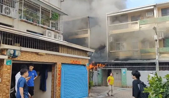 住宅應裝設住宅用火災警報器，定期檢查電線與家用電器設備。（圖／中天新聞）