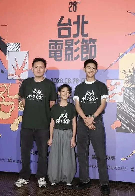 2026台北電影節《我的棋王爺爺》記者會5日在台北中山堂舉行，片中演員謝以樂（中）、洪瑜鴻（春風）（左）、朱宥丞（右）。（圖／中央社）