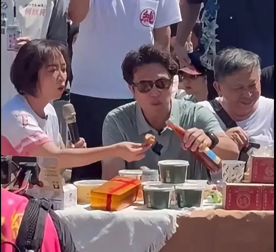 沈伯洋用辣椒醬搭配雞蛋糕，引發熱議。（圖／翻攝沈伯洋臉書）
