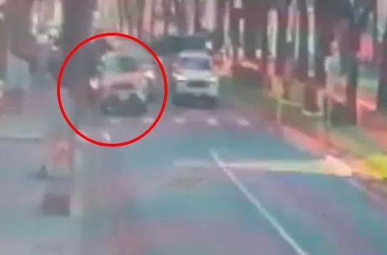 漏油的計程車。（圖／警方提供）