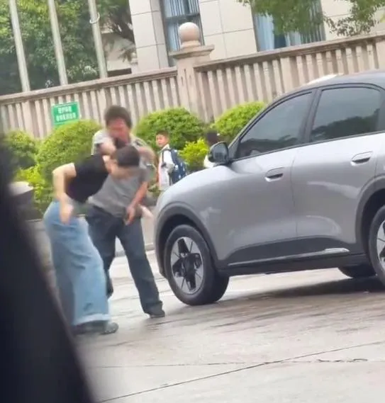 路過學童臉上嚇出表情包。（圖／翻攝微博）