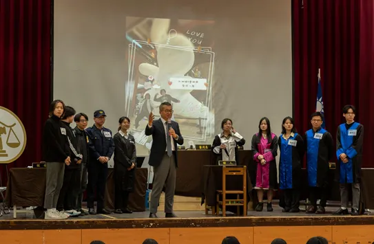 世新法律系實習法庭展演走入高中校園，以情境演出推廣國民生活法律素養，深化法治教育與社會連結。（圖／世新大學提供）
