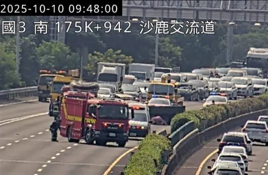 國3北向176公里處發生1輛小貨車自撞事故。（圖／高公局提供）