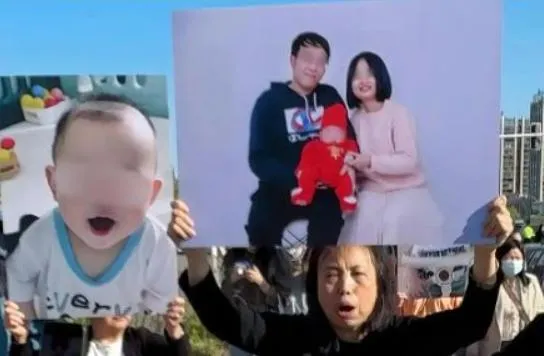 家屬高舉被撞死的一家三口照片討公道。（圖／翻攝《網易》）