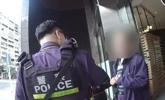 男子遇上假醫療真詐騙警方及時攔阻。（圖／翻攝畫面）