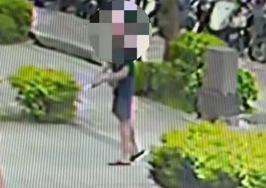 徐男做出拉槍機準備射擊的動作。（圖／警方提供）