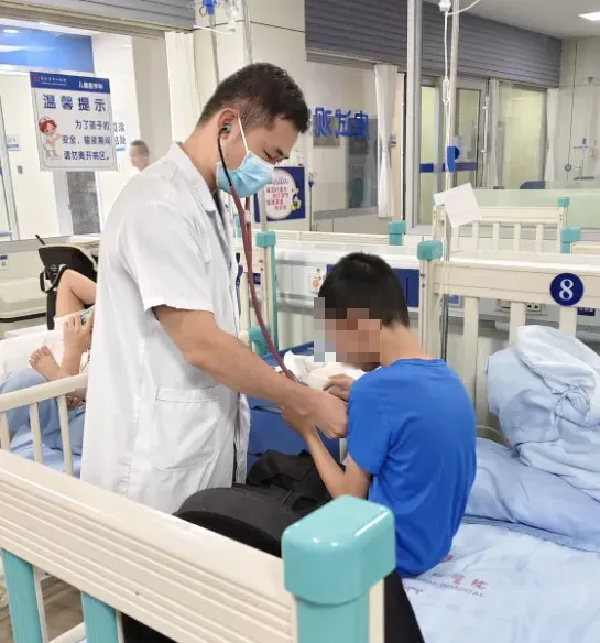 11歲男童因趕作業引發呼吸性鹼中毒。（圖／翻攝《都市現場》）