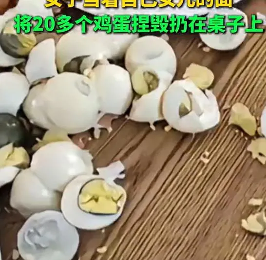 水煮蛋被女子捏爛扔了一桌。(圖/翻攝新浪微博)