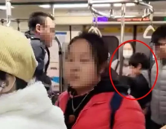 該母子持續用頭撞擊椅子、欄杆,情緒疑似尚未平復,警方陪同母子至台大醫學院治療。(圖/@xiwushi授權提供)
