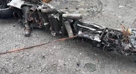 台南市消防局初步研判，火燒車肇因疑為滑板車鋰電池爆開。（圖／中天新聞）