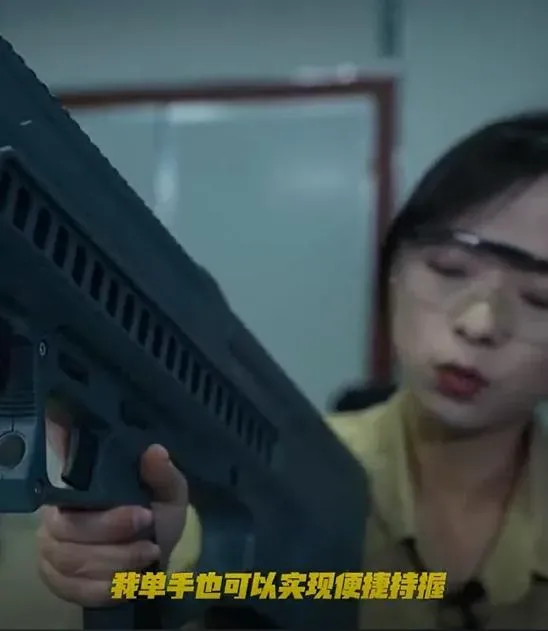 陸媒曝光解放軍最新研發的電磁槍。（圖/翻攝《央視軍事》）