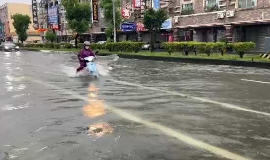 台南市凌晨降下豪大雨，永康區大灣及仁德區等多處低窪地區嚴重淹水。（圖／中天新聞）