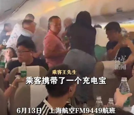 上海航空日前驚傳乘客行動電源自燃，瞬間濃煙密布。（圖/翻攝新浪微博）