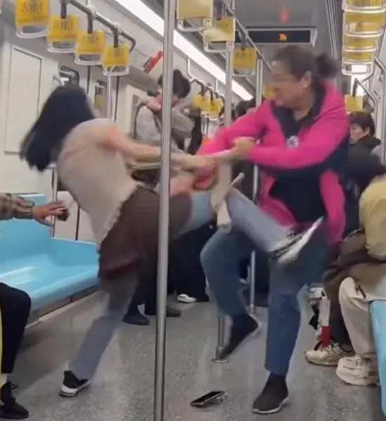 兩名女子為搶座位大打出手。（圖／翻攝新浪微博）
