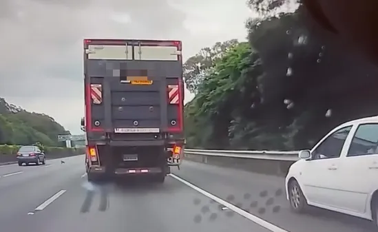 大貨車煞車不及，當場撞上前方銀色轎車。（圖／Threads網友@a282991388提供）