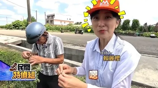 民間特偵組主持人賴麗櫻跟著花生農採收直接嚐田間花生,花生香味撲鼻,忍不住喊:好甜!(攝自民間特偵組)