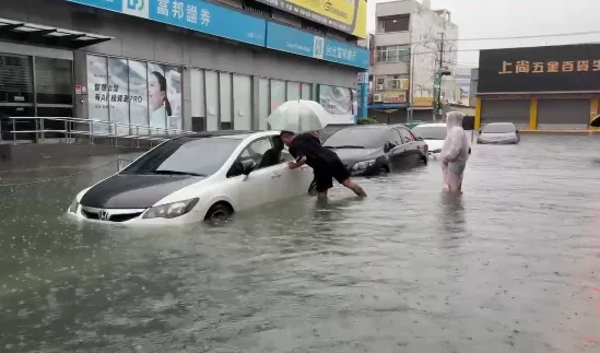 永康區大灣路與大仁街近年逢大雨即淹。（圖／中天新聞）
