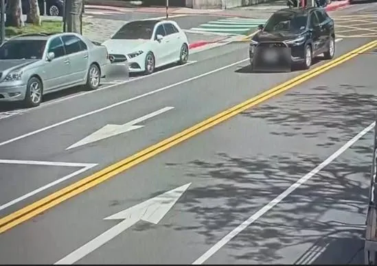 監視器拍下行車畫面。(圖/警方提供)