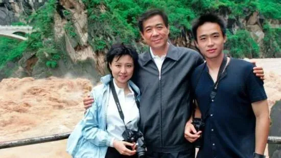 薄熙來(中)與妻子谷開來(左)、兒子薄瓜瓜(右)一家三口昔日合影。(圖/翻攝新浪微博)