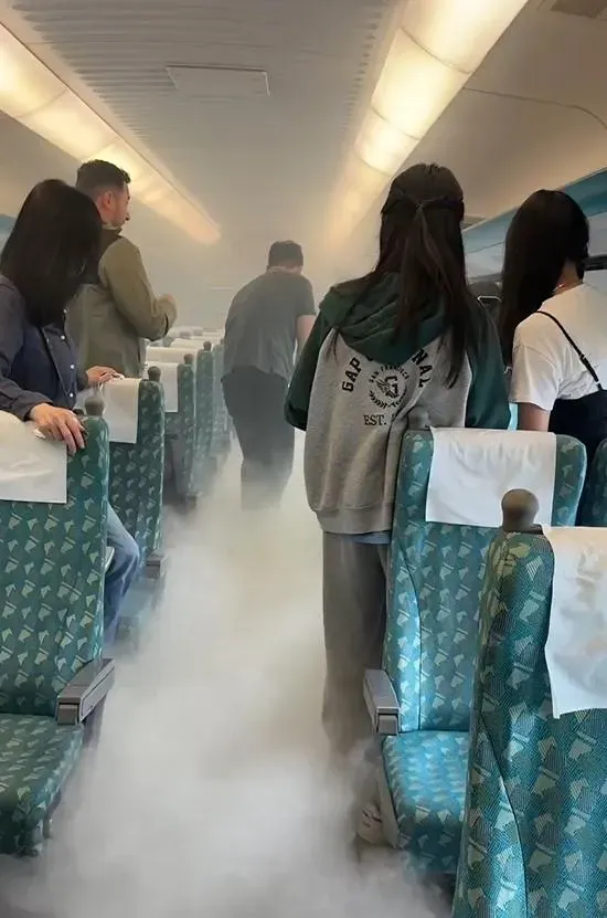 高鐵上有旅客的行動電源著火，其他旅客見狀立即拿車廂滅火器滅火。（圖／翻攝Threads／@ida_0821授權）