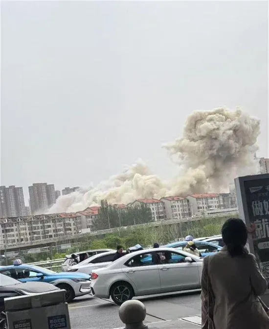有大陸網友拍攝到事發地附近冒出滾滾濃煙的畫面。（圖／翻攝自「極目新聞」）