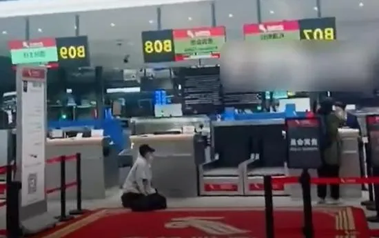 李女跪在櫃檯前。（圖/翻攝新浪微博）