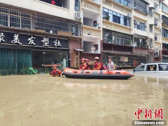 圖為消防救援人員緊急轉移湖北咸豐受災群眾。（圖／翻攝《中新網》）