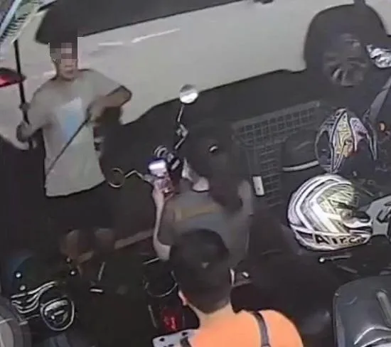 狂男拿武士刀跟勾鐵捲門用的大鐵鉤恐嚇店家。（圖／社會事新聞影音）