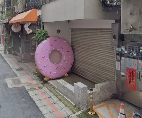 有網友指出，店家所謂的「院子」其實是佔用騎樓地。（圖／翻攝自Google Maps）