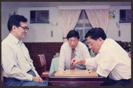 清華大學校長沈君山曾與曹興誠對弈。 （圖／國立清華大學圖書館臉書）