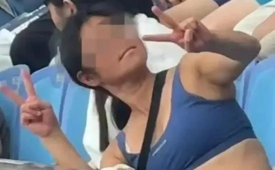 大陸一名女子於上海網球大師賽賽場中酒後失態大聲喧嘩，一度造成比賽中斷。（圖／翻攝《新京報》）