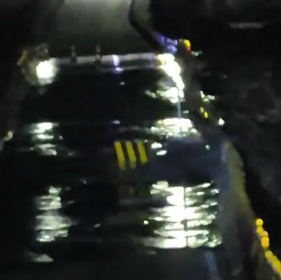 花蓮馬太鞍溪下游21日再形成新堰塞湖並於當晚溢流，泥水淹沒臨時便道。（圖／中天新聞）