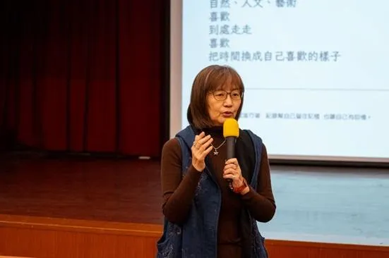 世新廣播電臺教師倪琇茹分享多年主持訪談節目經驗。（圖／世新提供）