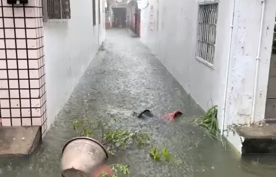 永安路淹水。（圖／中天新聞）