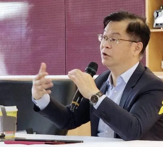 黃世聰點出其中「00991A」ETF持股ABF比例高達15.51%,涵蓋多個主要科技族群。(圖/翻攝自黃世聰臉書)