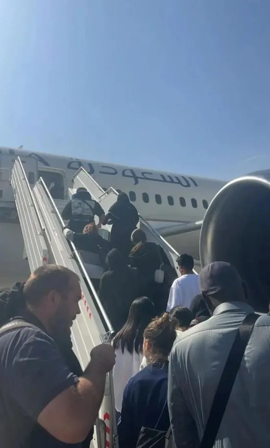 利雅德機場航班嚴重延誤,乘客上機後又下機。(圖/翻攝極目新聞)