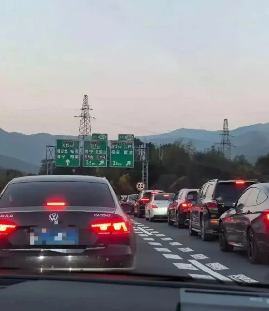 網友分享路況直呼「堵到懷疑人生」。（圖／翻攝微博）