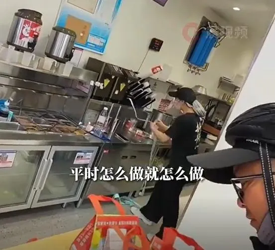 這名女店員獨自應付長達數公尺的訂單，邊做邊哭。（圖/翻攝新浪微博）