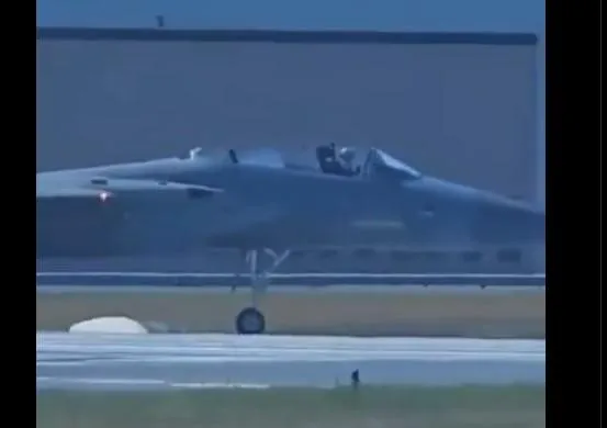 F-15D「鷹式」戰機在地面滑行時，後座乘員突然意外彈射出艙。（圖／擷取自Ｘ）
