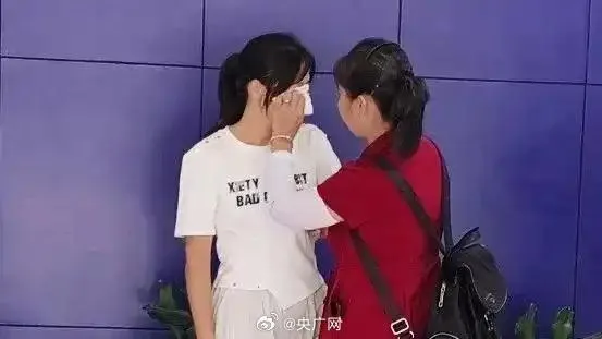 嚴女與親生母親徐女士重逢。（圖／翻攝微博@央廣網）