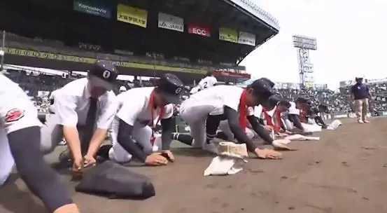 沖繩尚學高校奪冠後，興奮地收集甲子園的土。（圖／翻攝自X）
