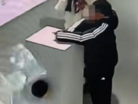 一名男童不慎把黃金鳳冠碰倒。（圖／翻攝新浪微博）