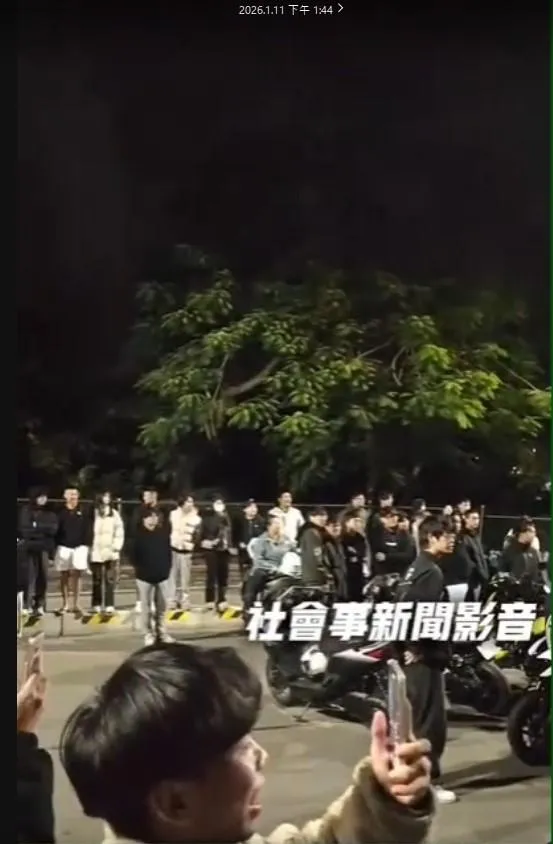 警方獲報鼓山二路台泥登山口停車場有大批身穿黑衣的青少年聚集。（圖／警方提供）