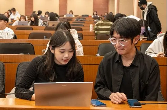 世新廣播電臺新聲代主持人及新進實習團隊助理們投入培訓課程。（圖／世新提供）